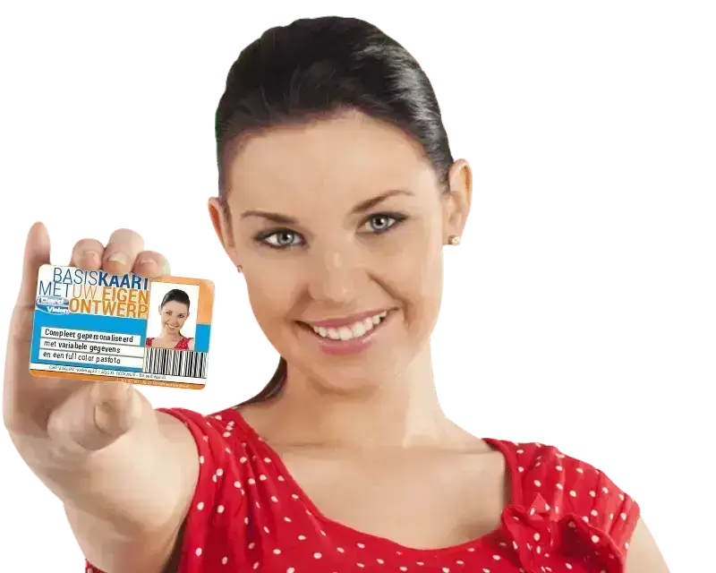 dame met plastic kaart in hand met eigen ontwerp en pasfoto variabele data barcode