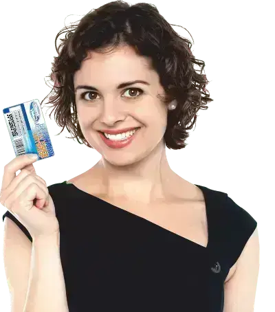 dame met gepersonaliseerde plastic kaart in hand