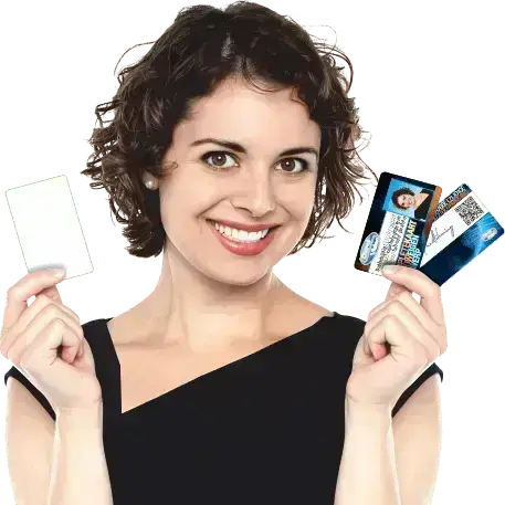 dame met blanco witte kaart en bedrukte plastic pasfotocards in hand