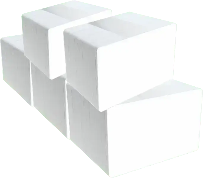 stapel van 5 pakjes van 100 witte blanco plastic cards op bankpas formaat