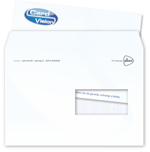 gevouwen A4 brief van Card Vision met opgeplakte plastic kaart half in envelop gestoken