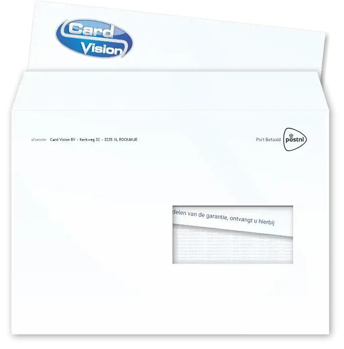 gevouwen A4 brief van Card Vision met opgeplakte plastic kaart half in envelop gestoken