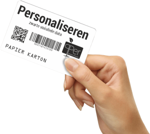 een hand die een kartonnen kaart op bankpas formaat vast houdt, geprint met zwarte teksten, logo's, QR code en barcode