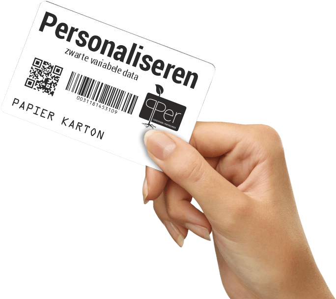 een hand die een kartonnen kaart op bankpas formaat vast houdt, geprint met zwarte teksten, logo's, QR code en barcode