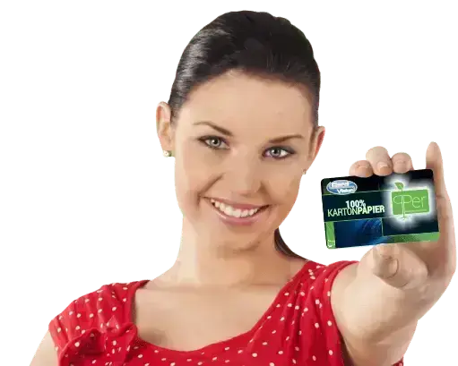 dame met een full color bedrukte kartonnen kaart op bankpas formaat in hand