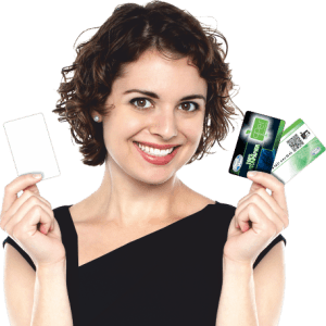 dame met blanco kartonnen bankpas in rechterhand en 2 full color bedrukte passen in linkerhand