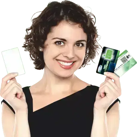 dame met blanco kartonnen bankpas in rechterhand en 2 full color bedrukte passen in linkerhand