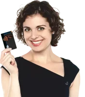 dame met RFiD NFC plastic card in hand